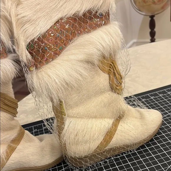 Cream Fur Lined Winter Boots. vintage 1980s