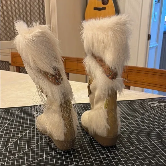 Cream Fur Lined Winter Boots. vintage 1980s