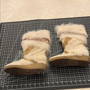Cream Fur Lined Winter Boots. vintage 1980s