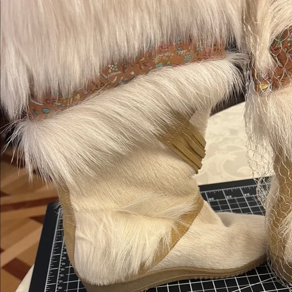 Cream Fur Lined Winter Boots. vintage 1980s