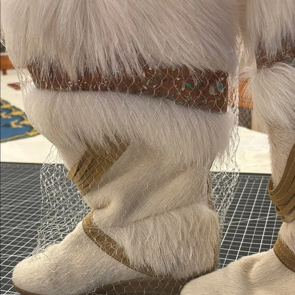 Cream Fur Lined Winter Boots. vintage 1980s