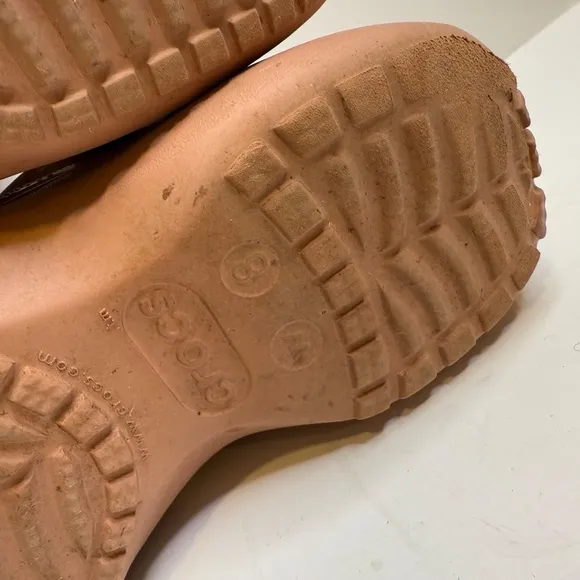 Crocs Classic Platform Clogs in Pale Blush Pink women’s size 8