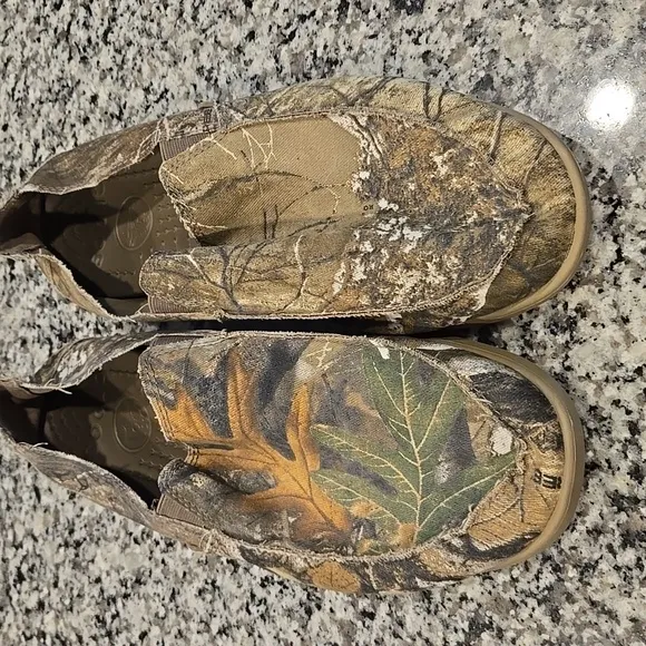 CROCS SANTA CRUZ REALTREE SLIP-ON LOAFER. SIZE 12. CAMOUFLAGE.