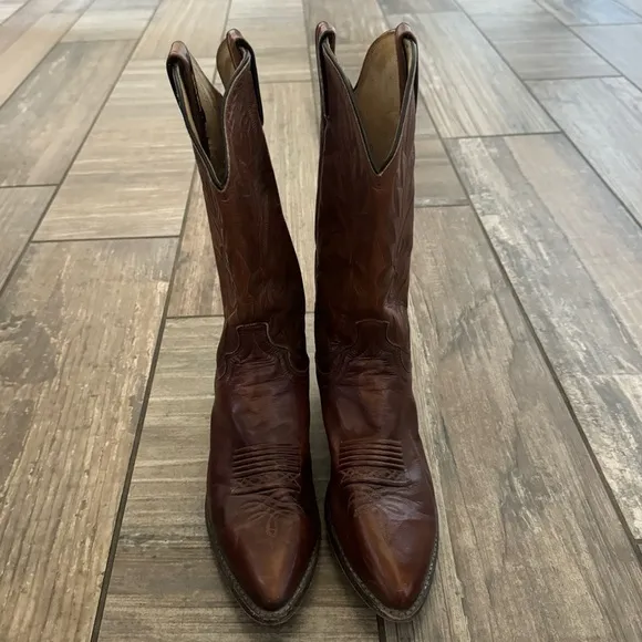 DAN POST COWBOY BOOTS WINGTIP BROWN STITCHED LEATHER, #16782 SIZE 9D, VINTAGE