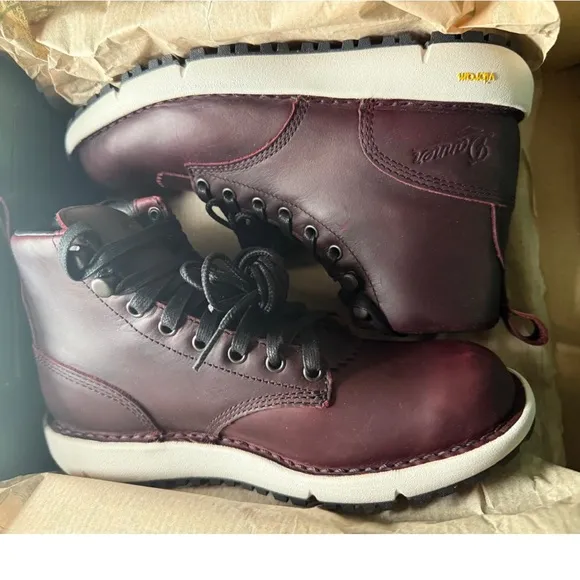 Danner #34611 Womens Boots | 6&quot; Women's Logger 917 Port (6.5 M)