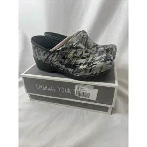 Dansko Professional Patent Leather CrissCross Clogs 39 8.5/9 Shoes 706-620202