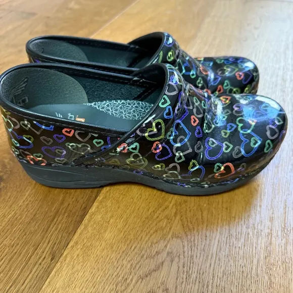Dansko XP 2.0 Floating Hearts Clogs Size 38 = US 7.5/8