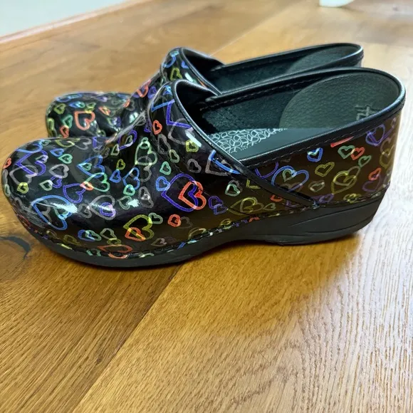 Dansko XP 2.0 Floating Hearts Clogs Size 38 = US 7.5/8
