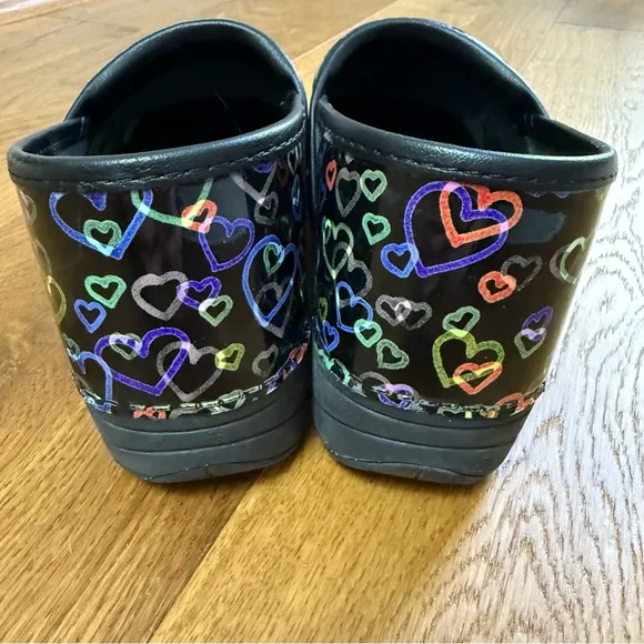 Dansko XP 2.0 Floating Hearts Clogs Size 38 = US 7.5/8