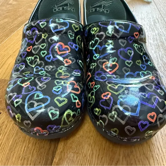 Dansko XP 2.0 Floating Hearts Clogs Size 38 = US 7.5/8