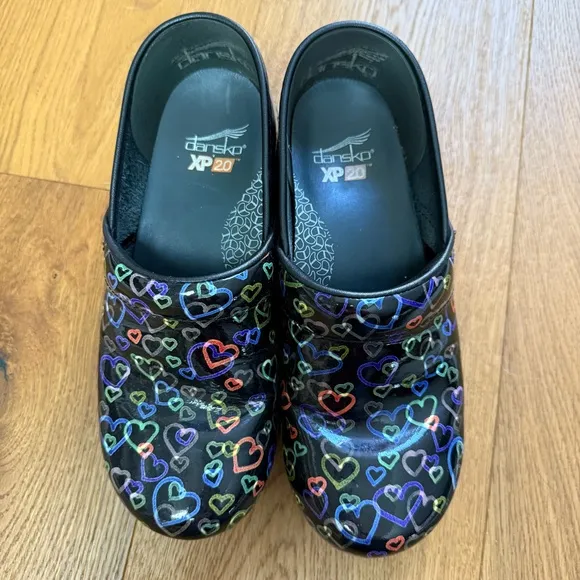Dansko XP 2.0 Floating Hearts Clogs Size 38 = US 7.5/8