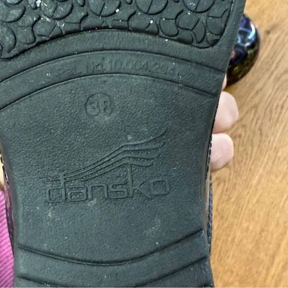Dansko XP 2.0 Floating Hearts Clogs Size 38 = US 7.5/8