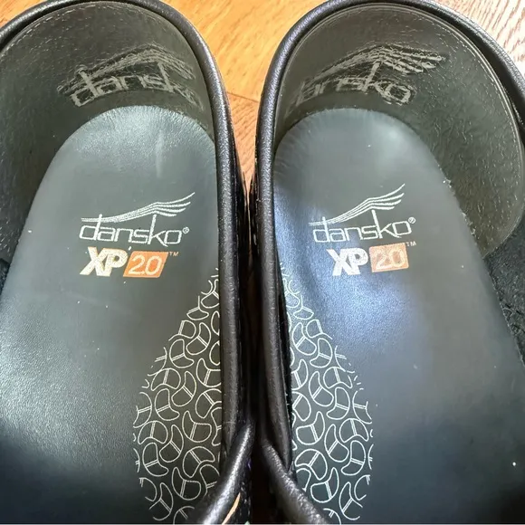 Dansko XP 2.0 Floating Hearts Clogs Size 38 = US 7.5/8