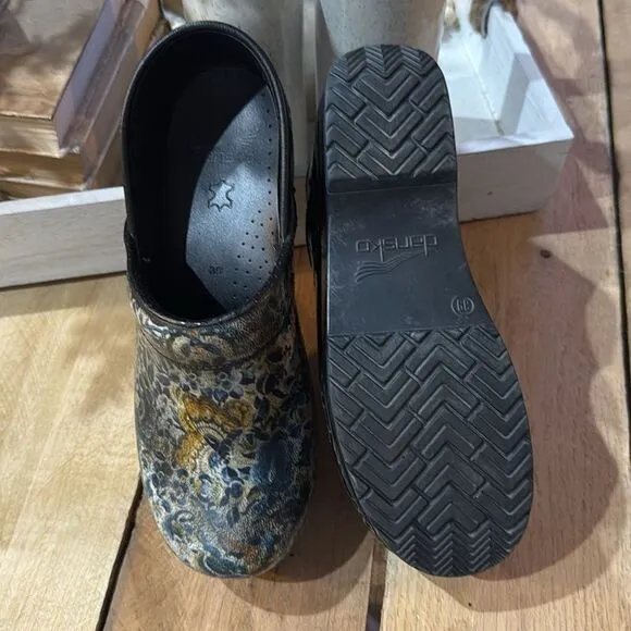 Dansko Professional Patent Leather Clogs 9/39 B86