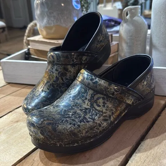 Dansko Professional Patent Leather Clogs 9/39 B86