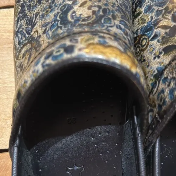 Dansko Professional Patent Leather Clogs 9/39 B86