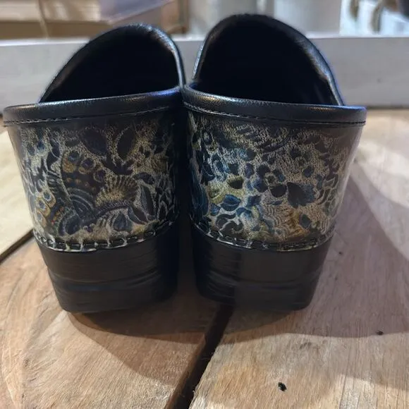 Dansko Professional Patent Leather Clogs 9/39 B86