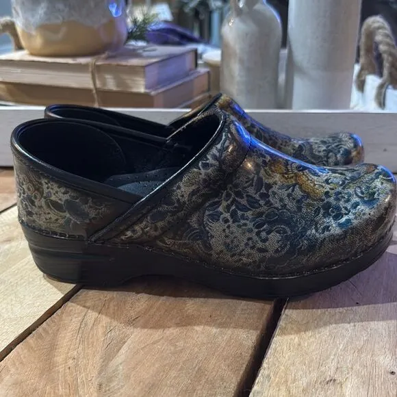 Dansko Professional Patent Leather Clogs 9/39 B86