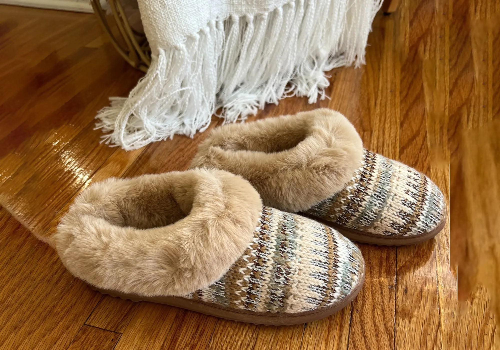 Dearfoams Womens Comfortable Hannah Festive Knit Clog Slippers