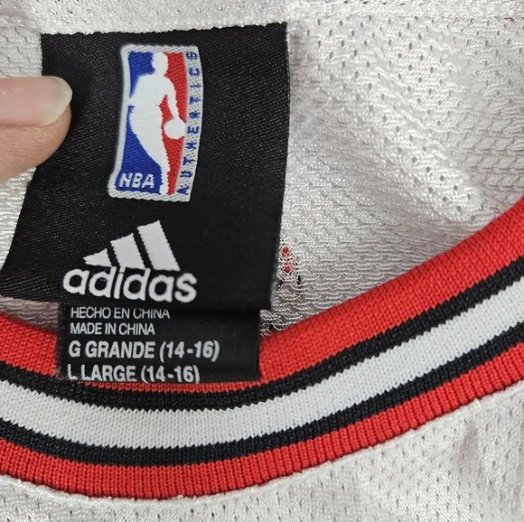 Derrick Rose #1 Chicago Bulls NBA Adidas White Swingman Jersey Men’s Size L