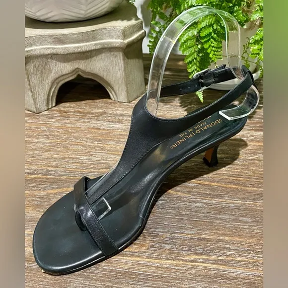 Donald J. Pliner Viana Black Leather Women’s 7.5 Kitten Heel Split Toe Sandals
