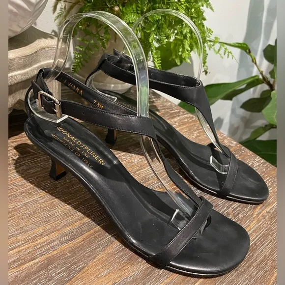 Donald J. Pliner Viana Black Leather Women’s 7.5 Kitten Heel Split Toe Sandals
