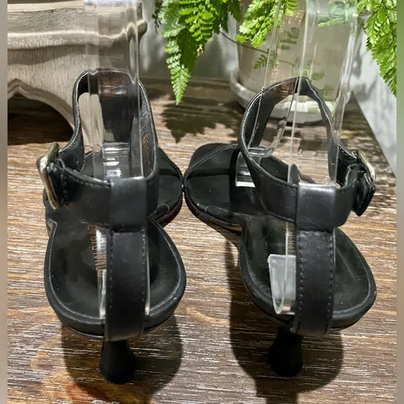 Donald J. Pliner Viana Black Leather Women’s 7.5 Kitten Heel Split Toe Sandals