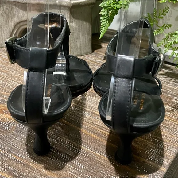 Donald J. Pliner Viana Black Leather Women’s 7.5 Kitten Heel Split Toe Sandals