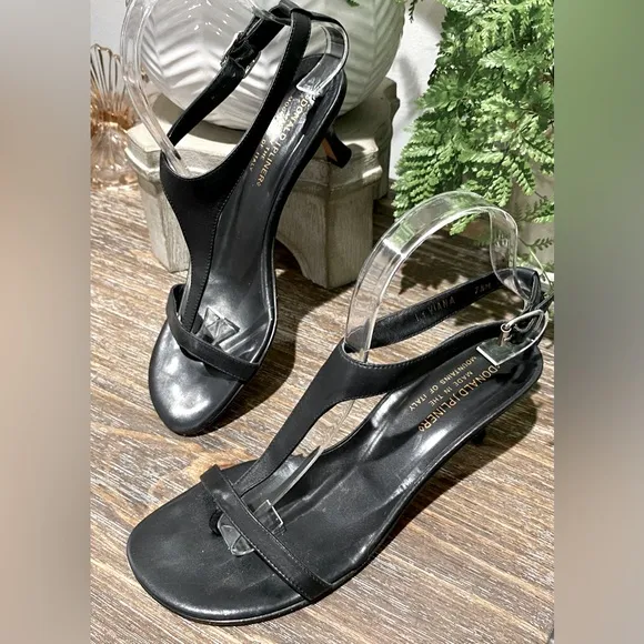 Donald J. Pliner Viana Black Leather Women’s 7.5 Kitten Heel Split Toe Sandals