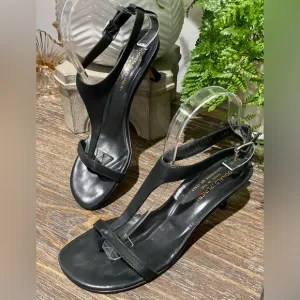 Donald J. Pliner Viana Black Leather Women’s 7.5 Kitten Heel Split Toe Sandals