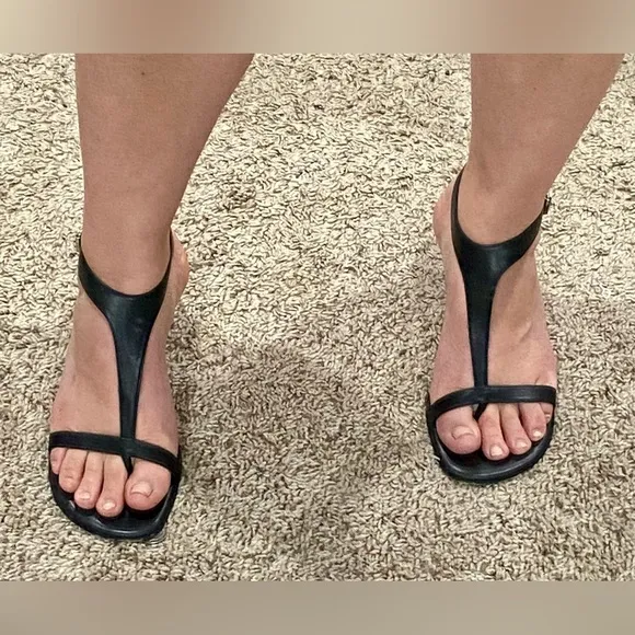 Donald J. Pliner Viana Black Leather Women’s 7.5 Kitten Heel Split Toe Sandals
