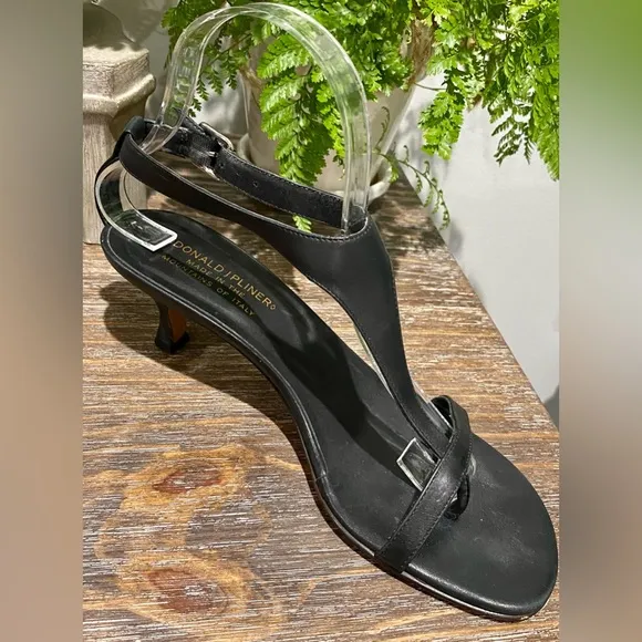 Donald J. Pliner Viana Black Leather Women’s 7.5 Kitten Heel Split Toe Sandals