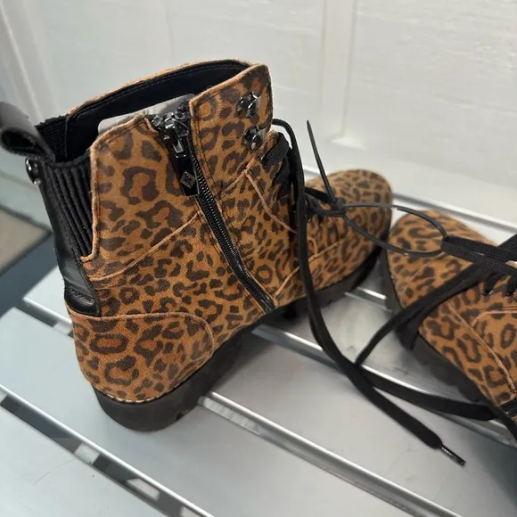 Donald Pliner Cheetah Print Lace Up Boots Size 7.5 NWOT