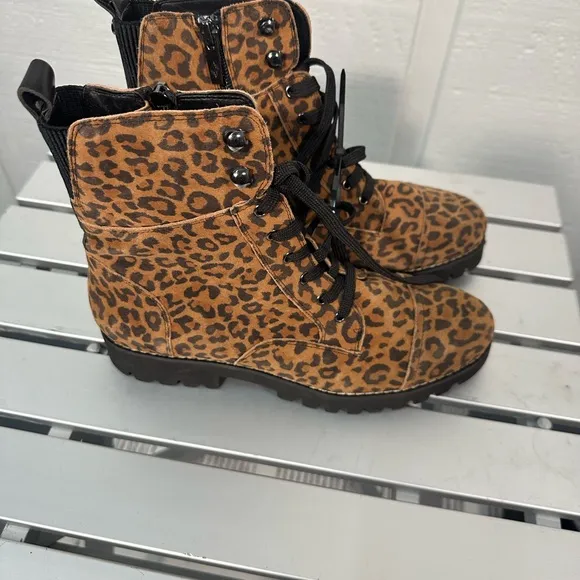 Donald Pliner Cheetah Print Lace Up Boots Size 7.5 NWOT