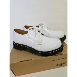 Dr. Martens 1461 white patent croc embossed shoes. Size 7.