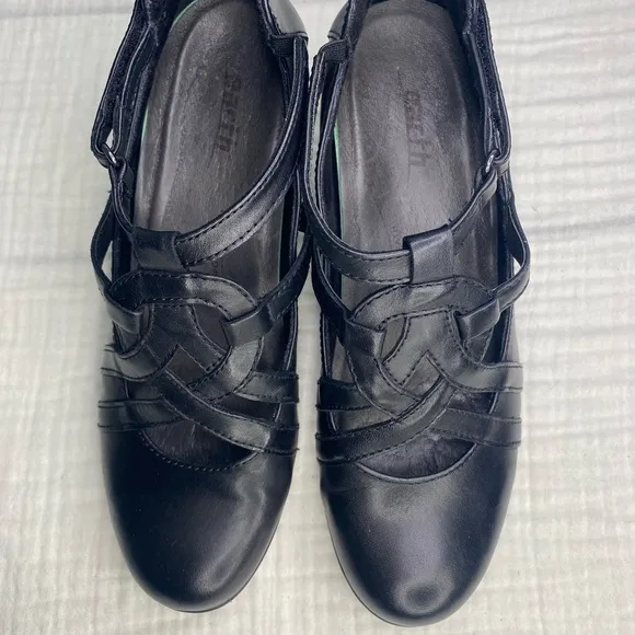 Earth Black Closed Toe Leather Crisscross Strap Heels MaryJane Shoes Size 8B