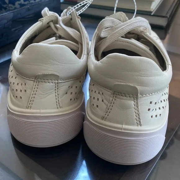 ECCO STREET TRAY WOMEN'S LACED SHOES