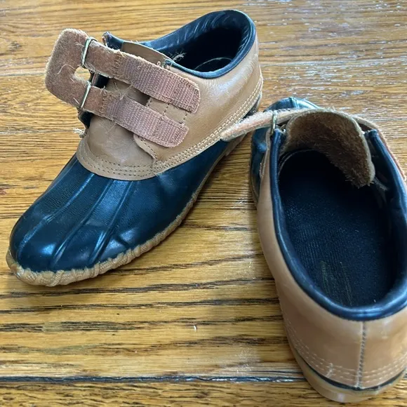 Eddie Bauer waterproof ankle duck boots. Size 7. Navy blue and tan.