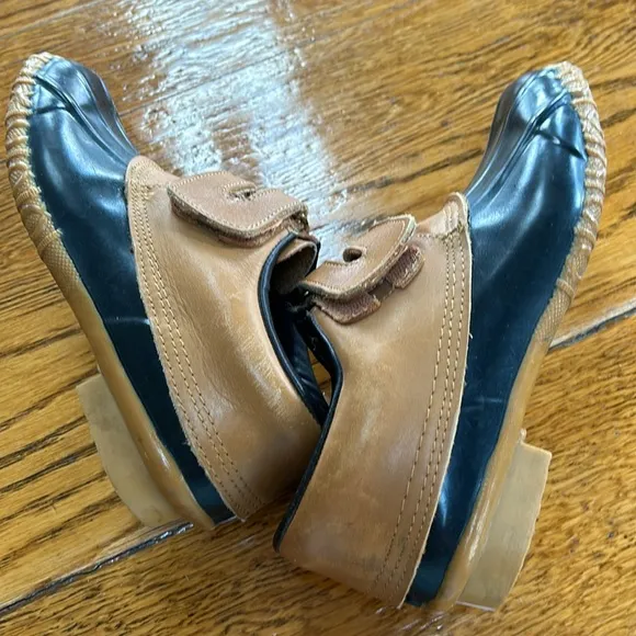 Eddie Bauer waterproof ankle duck boots. Size 7. Navy blue and tan.