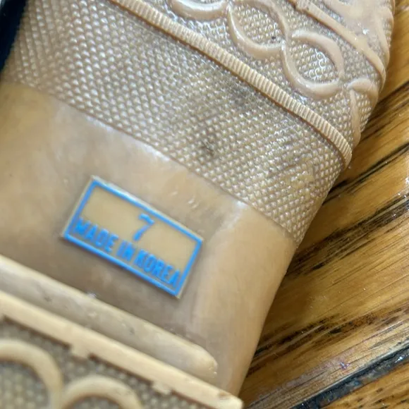 Eddie Bauer waterproof ankle duck boots. Size 7. Navy blue and tan.