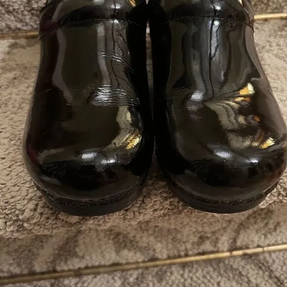 EUC Women's Dansko XP Black Patent Leather Clogs Shoes Size 41 or 10.5 - 11