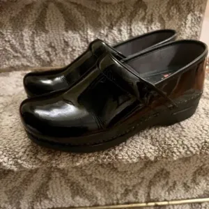 EUC Women's Dansko XP Black Patent Leather Clogs Shoes Size 41 or 10.5 - 11