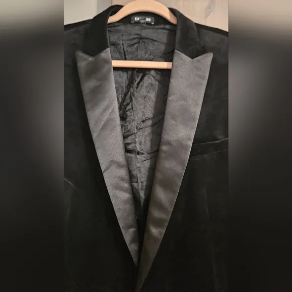 EXPRESS Black velvet tuxedo blazer slim fit. Size 48R