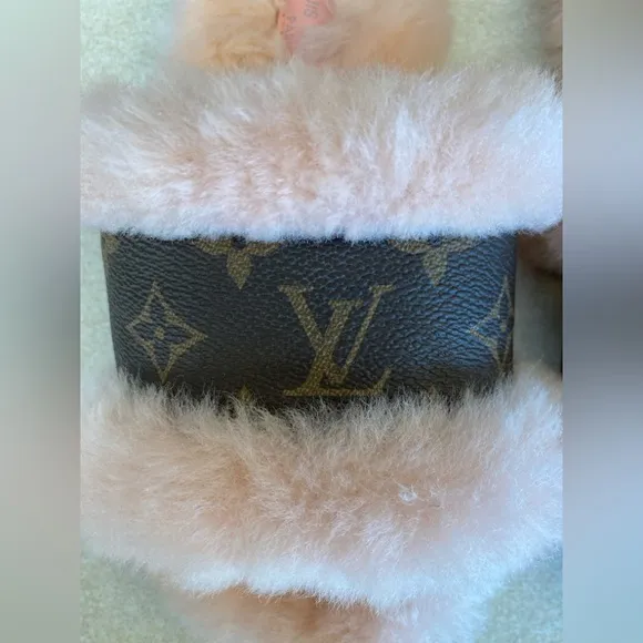 FASHION Pink Faux Fur Flip Flops/Slippers, EUC