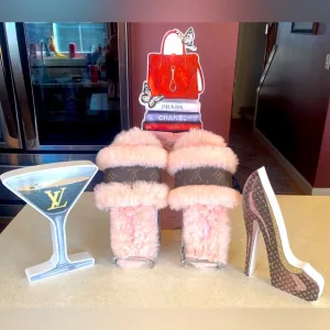 FASHION Pink Faux Fur Flip Flops/Slippers, EUC