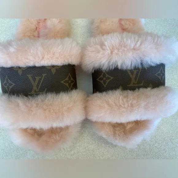 FASHION Pink Faux Fur Flip Flops/Slippers, EUC