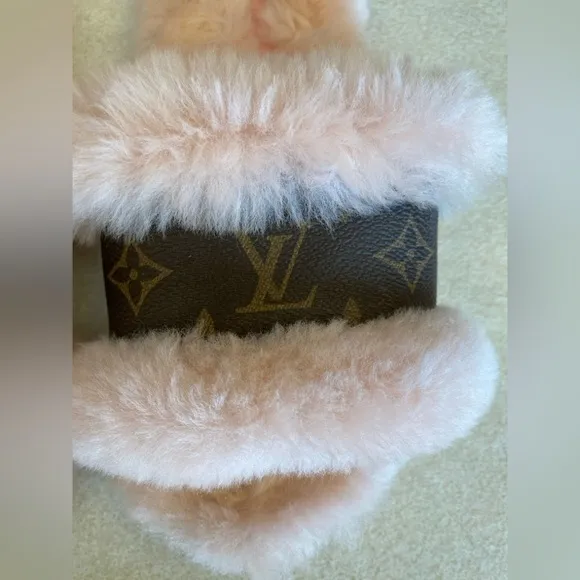 FASHION Pink Faux Fur Flip Flops/Slippers, EUC