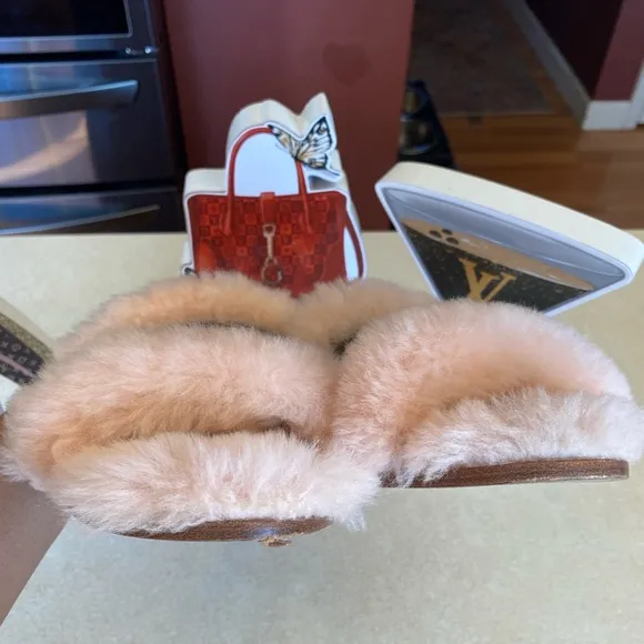 FASHION Pink Faux Fur Flip Flops/Slippers, EUC