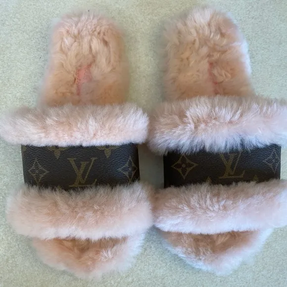 FASHION Pink Faux Fur Flip Flops/Slippers, EUC