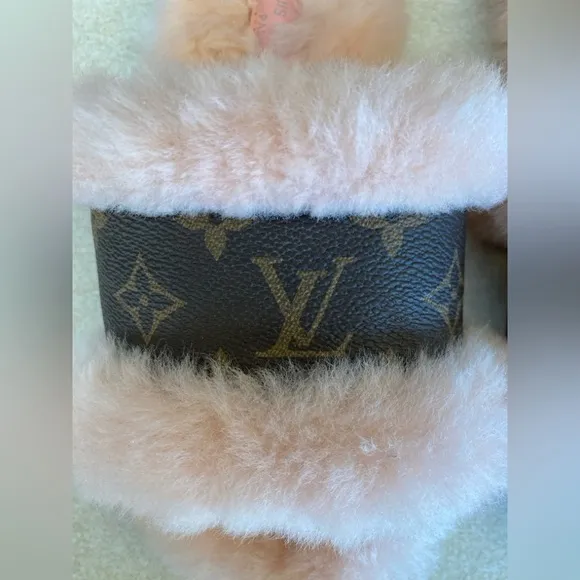 FASHION Pink Faux Fur Flip Flops/Slippers, EUC